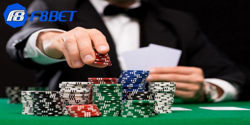 Cách chơi Baccarat khá đơn giản với tổng điểm hai lá bài bằng 8 hoặc 9 sẽ thắng